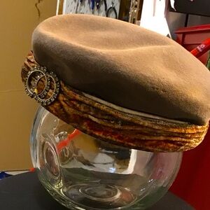 Jan Lerlie Custom Design Label in Gold and Cream